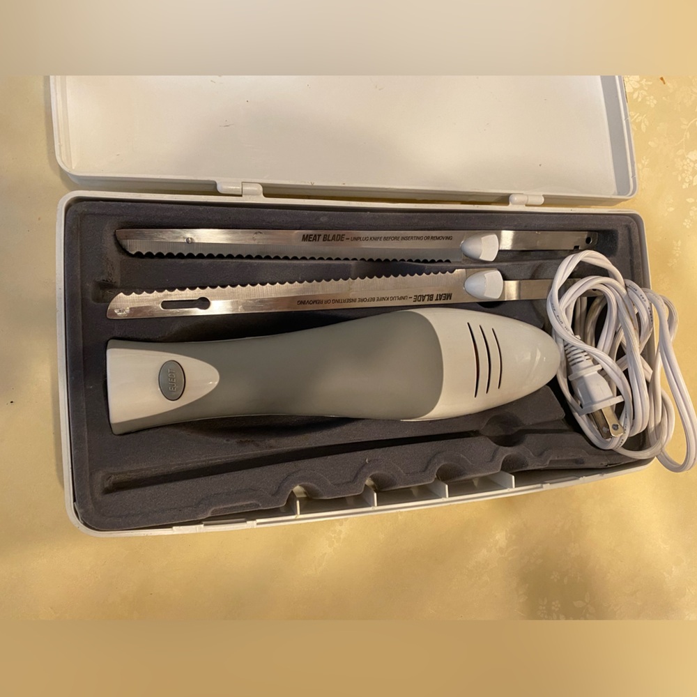 GE Electric Knife Carving Set Model
106612 With Bread & Meat Blades +
Fork